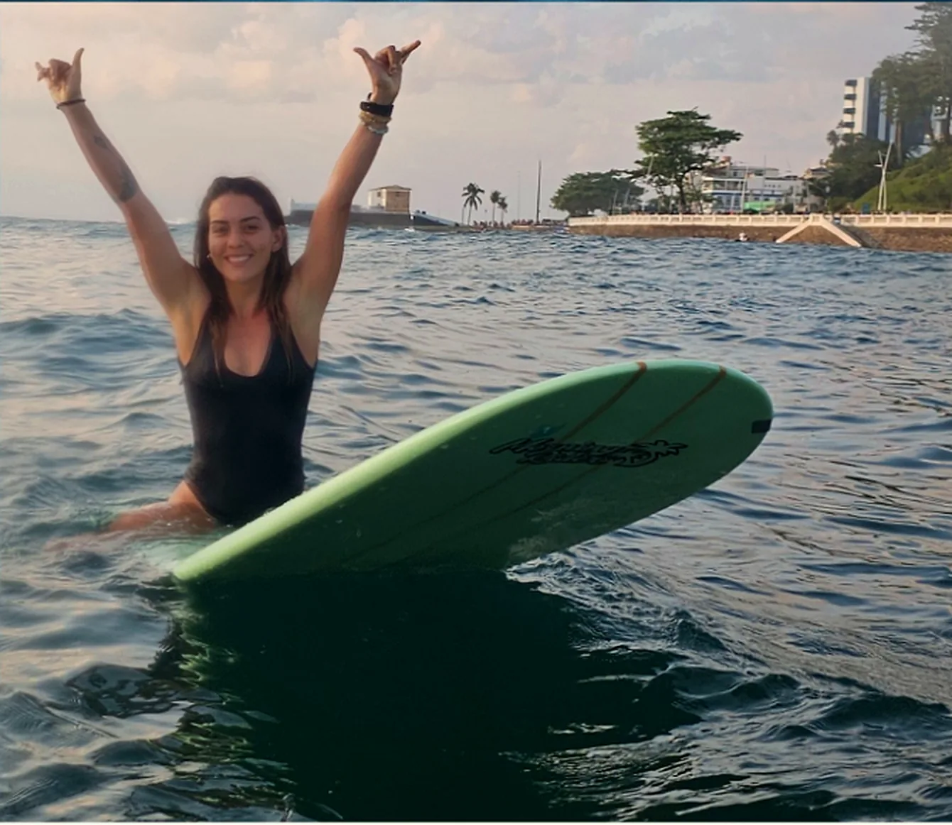 Jenni Rocha no mar com a prancha